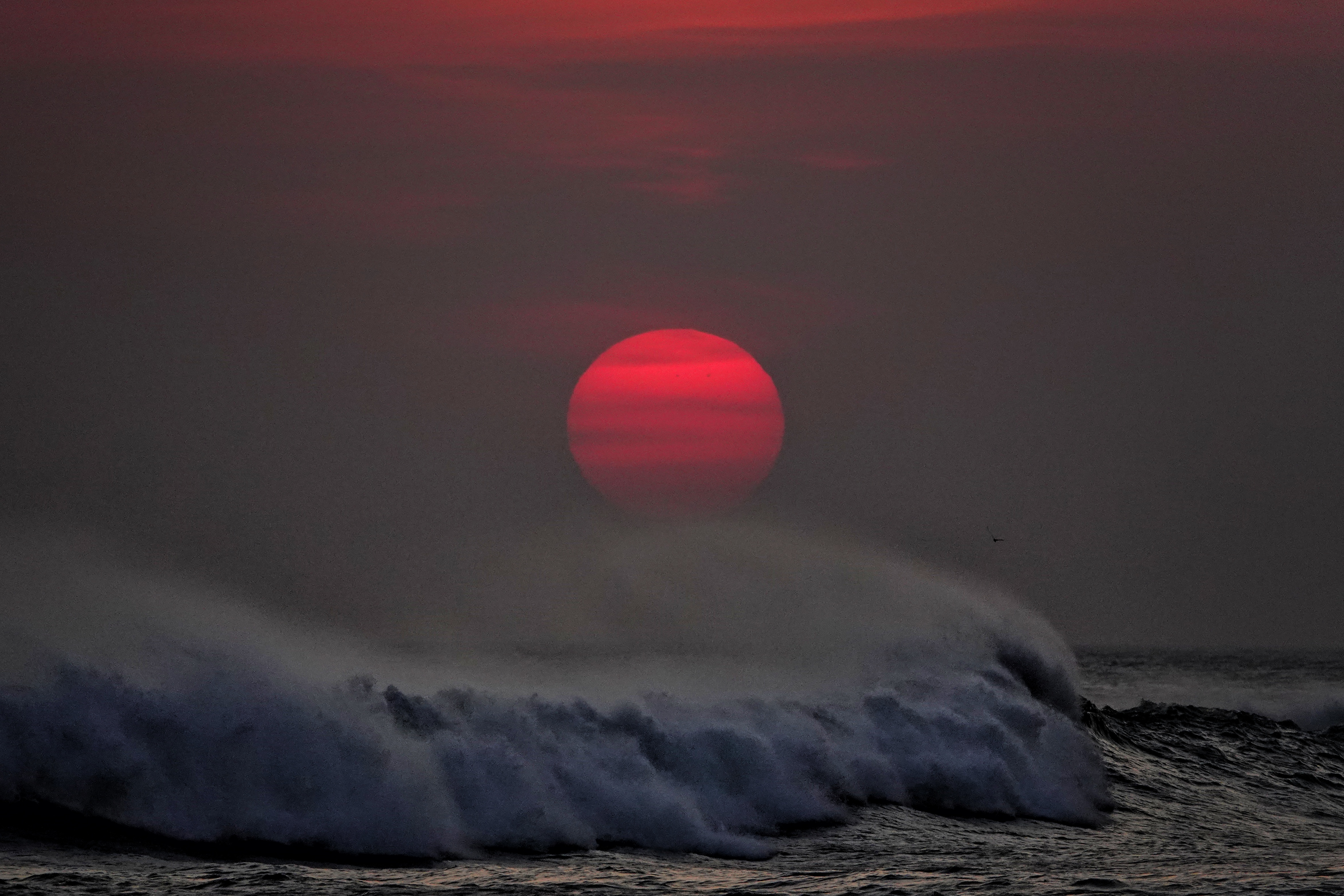 Soleil rouge sur la côte pacifique